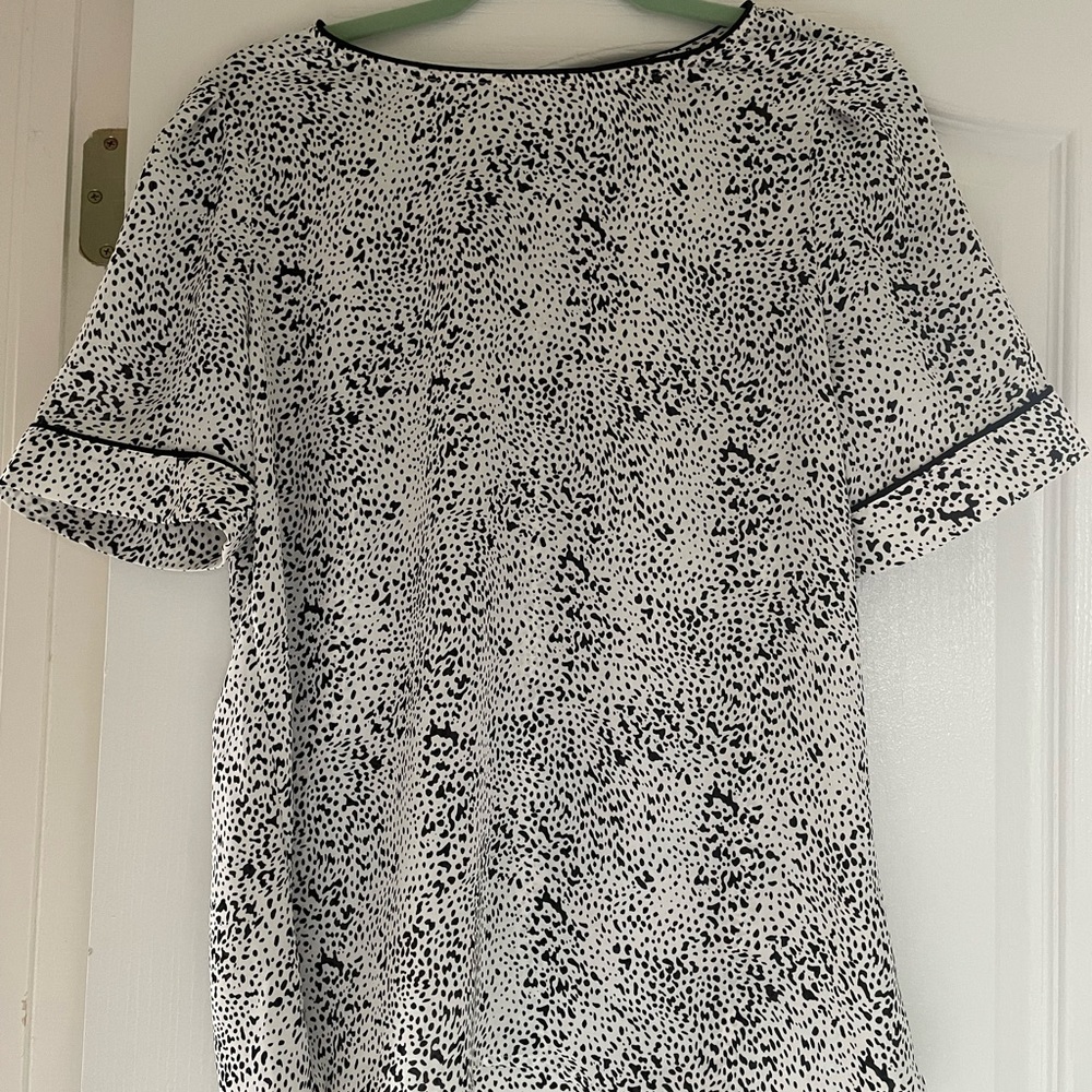 41Hawthorn black and white blouse